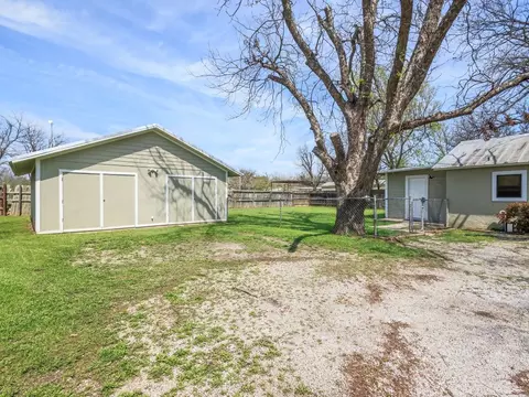 Exterior - 306 W Hall St, Bangs, TX 76823 photo 8 of 9