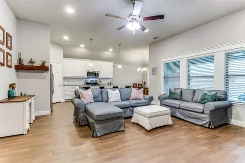 944 E 5th St, Springtown, TX 76082 photo 9