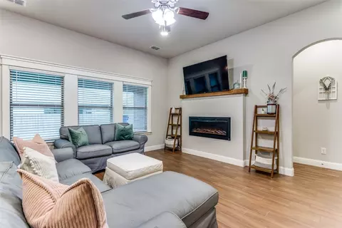 944 E 5th St, Springtown, TX 76082 photo 6
