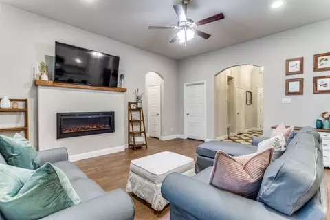 944 E 5th St, Springtown, TX 76082 photo 7