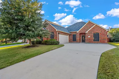 1017 Linden Dr, Burleson, TX 76028