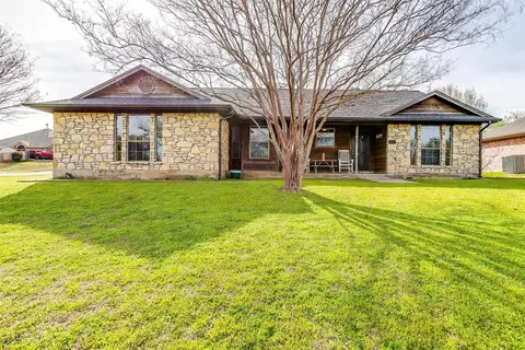 506 Country Club Dr, Joshua, TX 76058