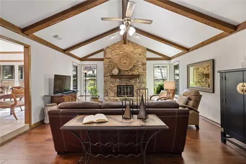 2112 Creekside Ct, Arlington, TX 76013