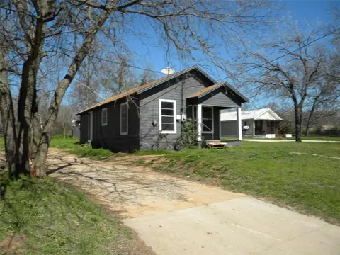 251 E Crow St E, Stephenville, TX 76401
