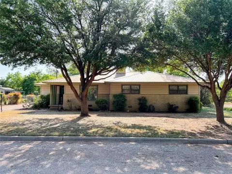 606 N Plants St, Seymour, TX 76380