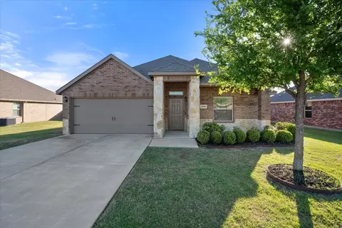 1545 Meadowlake Dr, Waxahachie, TX 75165