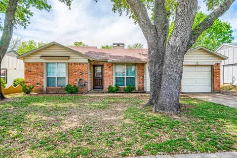 5653 Whitley Rd, Haltom City, TX 76148