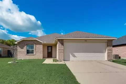 912 Mckavett Dr, Burleson, TX 76028