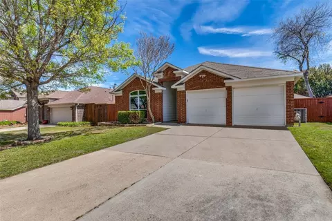 915 Santa Fe Dr, Saginaw, TX 76131