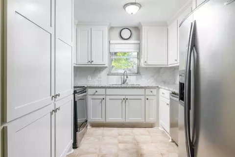 Kitchen - 908 Clebud Dr, Euless, TX 76040 photo 3 of 8