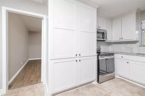 Kitchen - 908 Clebud Dr, Euless, TX 76040 photo 4 of 8