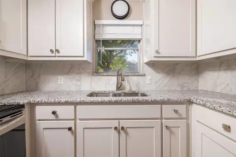 Kitchen - 908 Clebud Dr, Euless, TX 76040 photo 6 of 8
