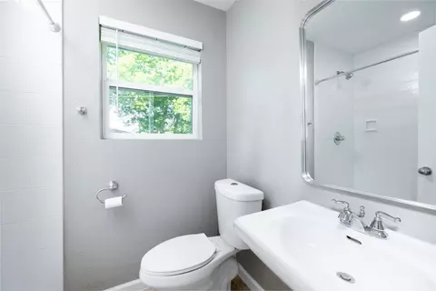 Bath - 908 Clebud Dr, Euless, TX 76040 photo 3 of 5