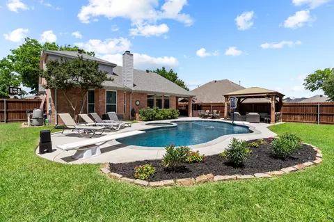 7800 Woodhaven Dr, North Richland Hills, TX 76182