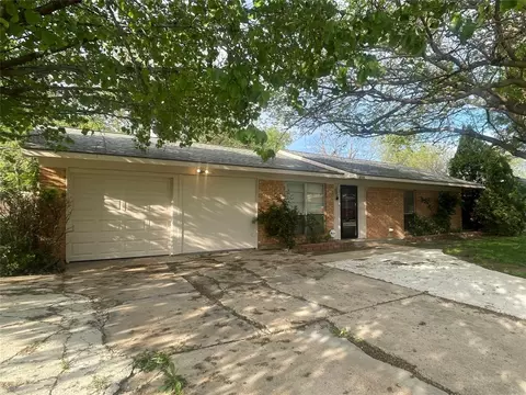 Exterior - 2113 E Mitchell St, Arlington, TX 76010 photo 2 of 13