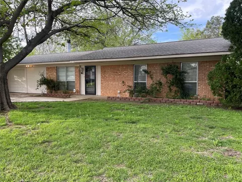 Exterior - 2113 E Mitchell St, Arlington, TX 76010 photo 5 of 13
