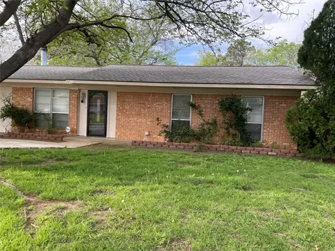 Exterior - 2113 E Mitchell St, Arlington, TX 76010 photo 4 of 13