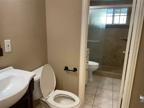 Bath - 2113 E Mitchell St, Arlington, TX 76010 photo 1 of 1