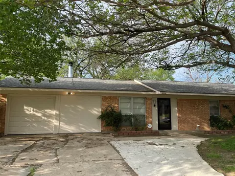 Exterior - 2113 E Mitchell St, Arlington, TX 76010 photo 3 of 13