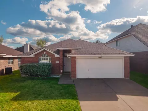 704 N Emma Dr, Arlington, TX 76002