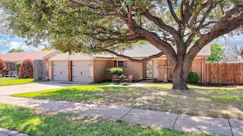 804 Ridgecrest Dr, Saginaw, TX 76179