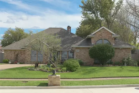 10148 Fieldcrest Dr, Benbrook, TX 76126