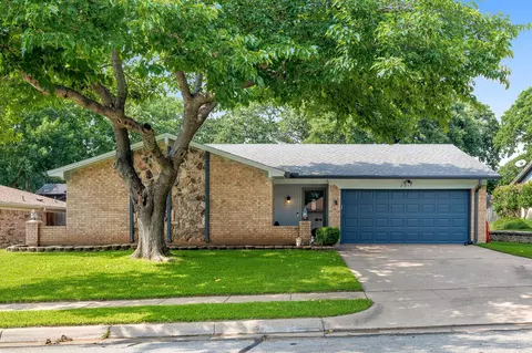 2817 Live Oak Ln, Bedford, TX 76021