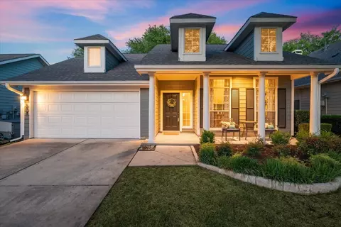 504 Hawthorne St, Grapevine, TX 76051