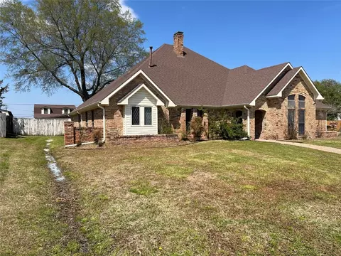2755 Oak Creek Dr, Paris, TX 75462