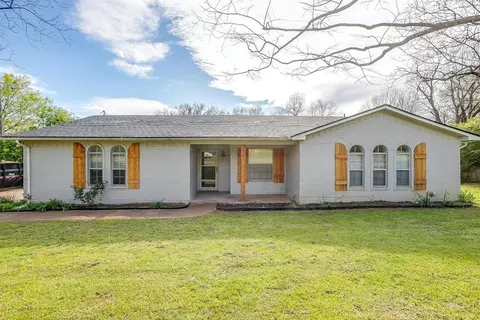 498 Wildwood Ln, Burleson, TX 76028