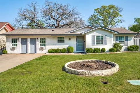 700 Glenn Dr, Euless, TX 76039