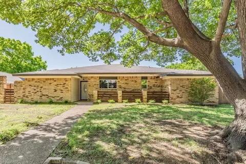 1922 Kensington Dr, Carrollton, TX 75007