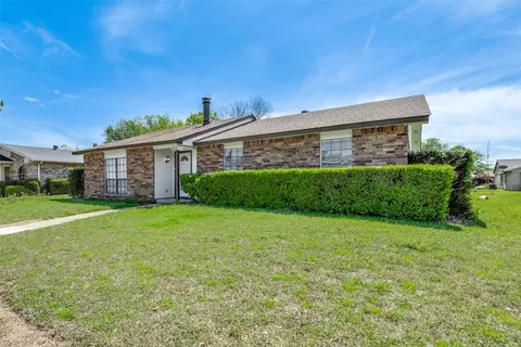 2121 Palmer Trl, Grand Prairie, TX 75052