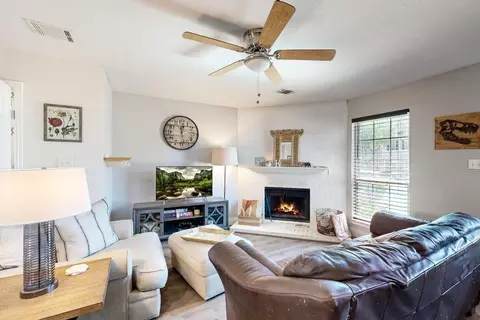 77 Winchester Dr, Euless, TX 76039