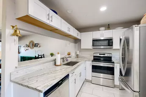Kitchen - 77 Winchester Dr, Euless, TX 76039 photo 4 of 6