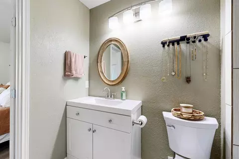 Bath - 77 Winchester Dr, Euless, TX 76039 photo 4 of 5