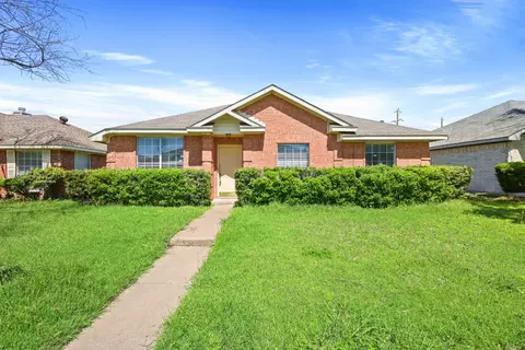919 Crestwood Dr, Cedar Hill, TX 75104