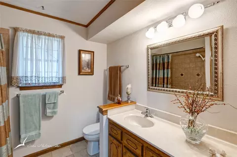 Bath - 7634 Ruby Esther Cir, Abilene, TX 79606 photo 1 of 6