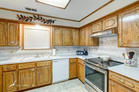 Kitchen - 7634 Ruby Esther Cir, Abilene, TX 79606 photo 3 of 4