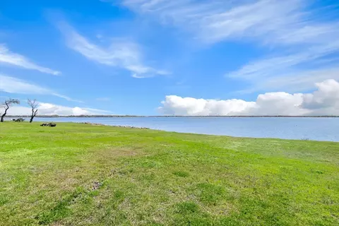458 Peninsula Dr, Lakewood Village, TX 75068