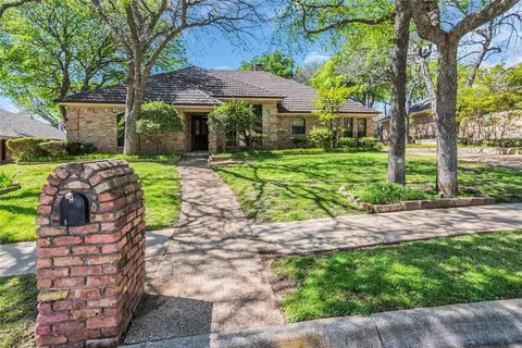 2537 Stonegate Dr N, Bedford, TX 76021
