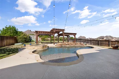 7929 Woodside Trl, North Richland Hills, TX 76182