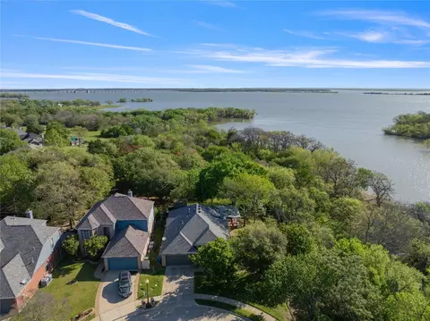 907 Vista Oaks Ct, Lake Dallas, TX 75065