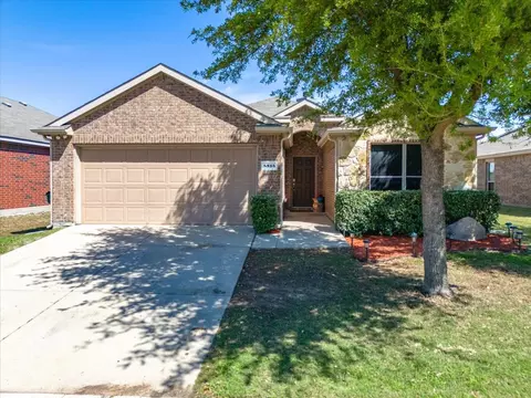8813 Yosemite Trl, Cross Roads, TX 76227