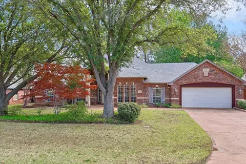 2527 Peninsula Dr, Grapevine, TX 76051