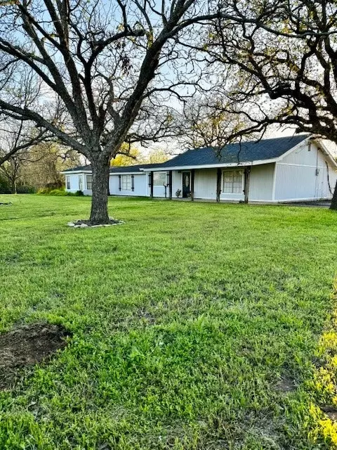 220 Ash Creek Dr W, Azle, TX 76020