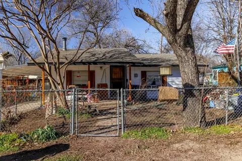 1205 E James St, Cleburne, TX 76031 photo 2
