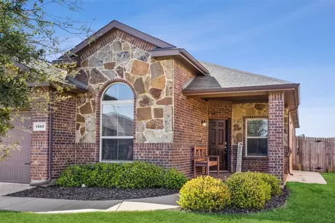 1060 Doe Meadow Dr, Burleson, TX 76028
