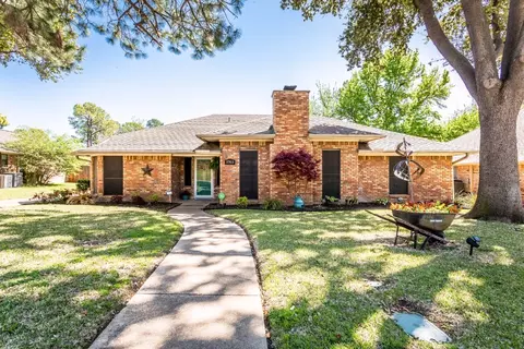 2703 Winding Oaks Dr, Arlington, TX 76016