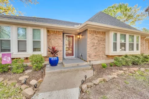 2005 Surrey Oaks Dr, Arlington, TX 76006